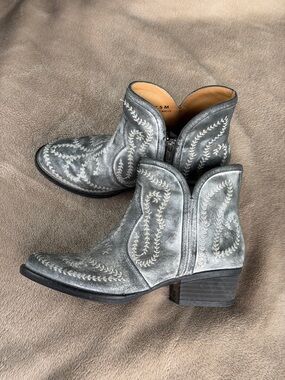 Sterling river Women's Gray Embroidered Western Ankle Boots